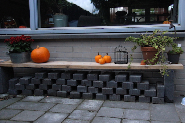 Herfst decoraties voor ons huis: op een provisorisch bankje van stenen en planken