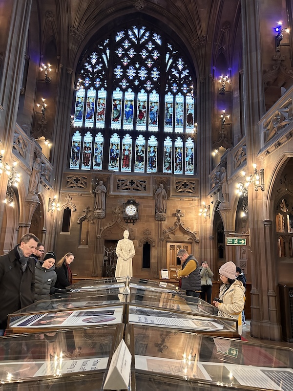 Vitrines gevuld met eeuwenoude boeken en naslagwerken in het John Ryland