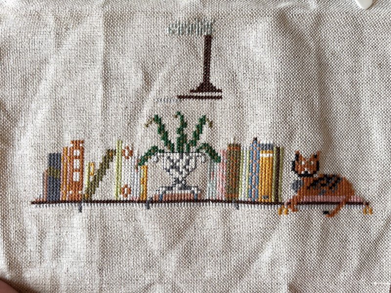 In the library, een borduurpatroon van Mojo Stitches, een Work In Progress