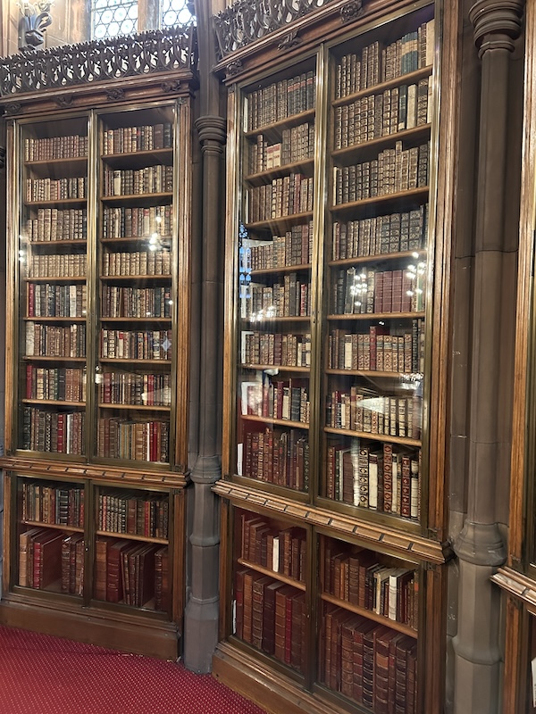 Droombibliotheek! Hoge kasten stampvol eeuwenoude boeken en kaarten, sommige achter slot en grendel en anderen gewoon om aan te raken