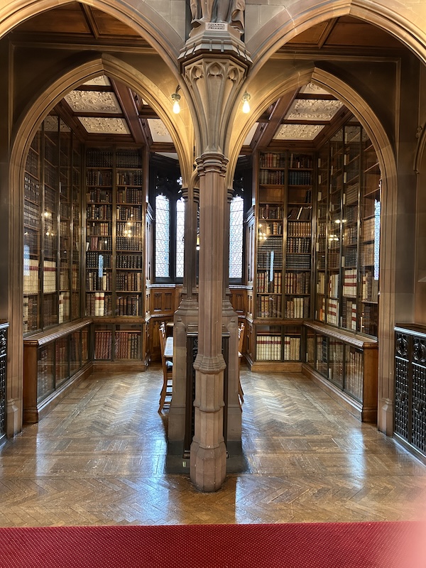 John Rylands Research Institute and Library in Manchester: doorgang onder twee gewelven