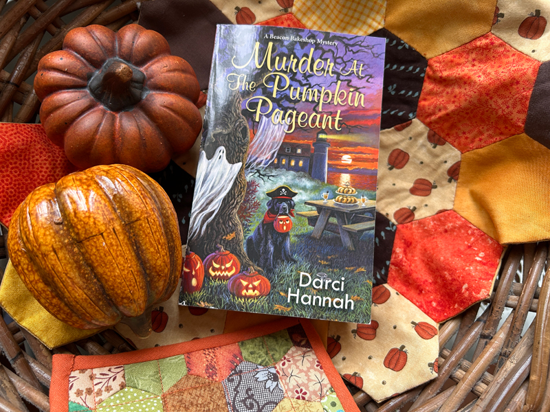 Heerlijk herfstboek Murder at the pumpkin pageant van Darcy Hannah